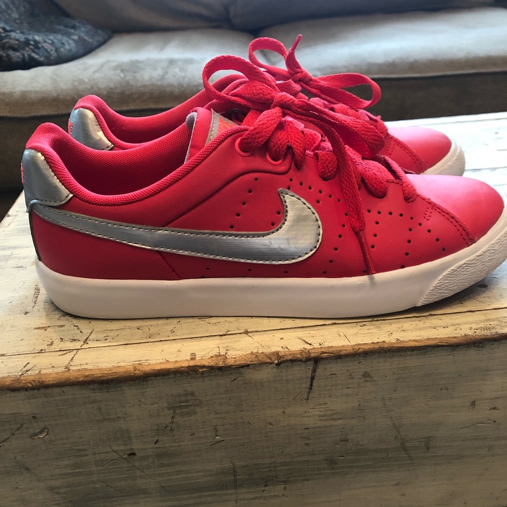 Nike Women’s Court Tour Skinny Leather Shoe